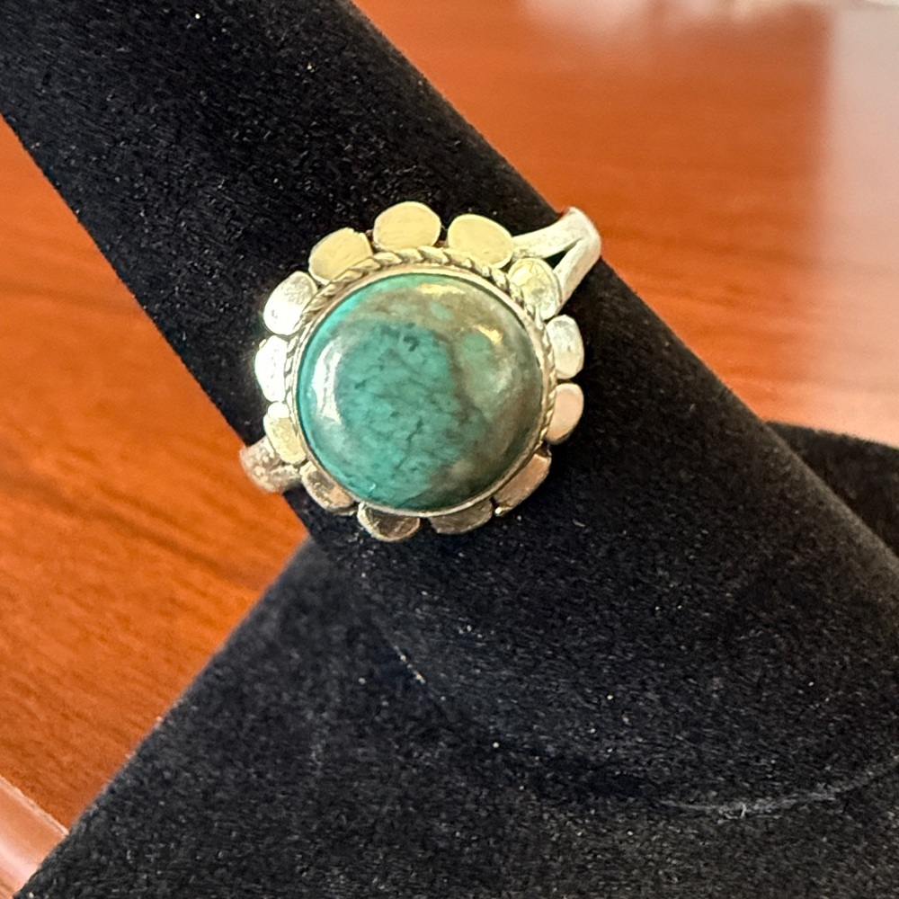New 925 Sterling Silver Green Turquoise Circle Ring with Unique Detail Size 8.5